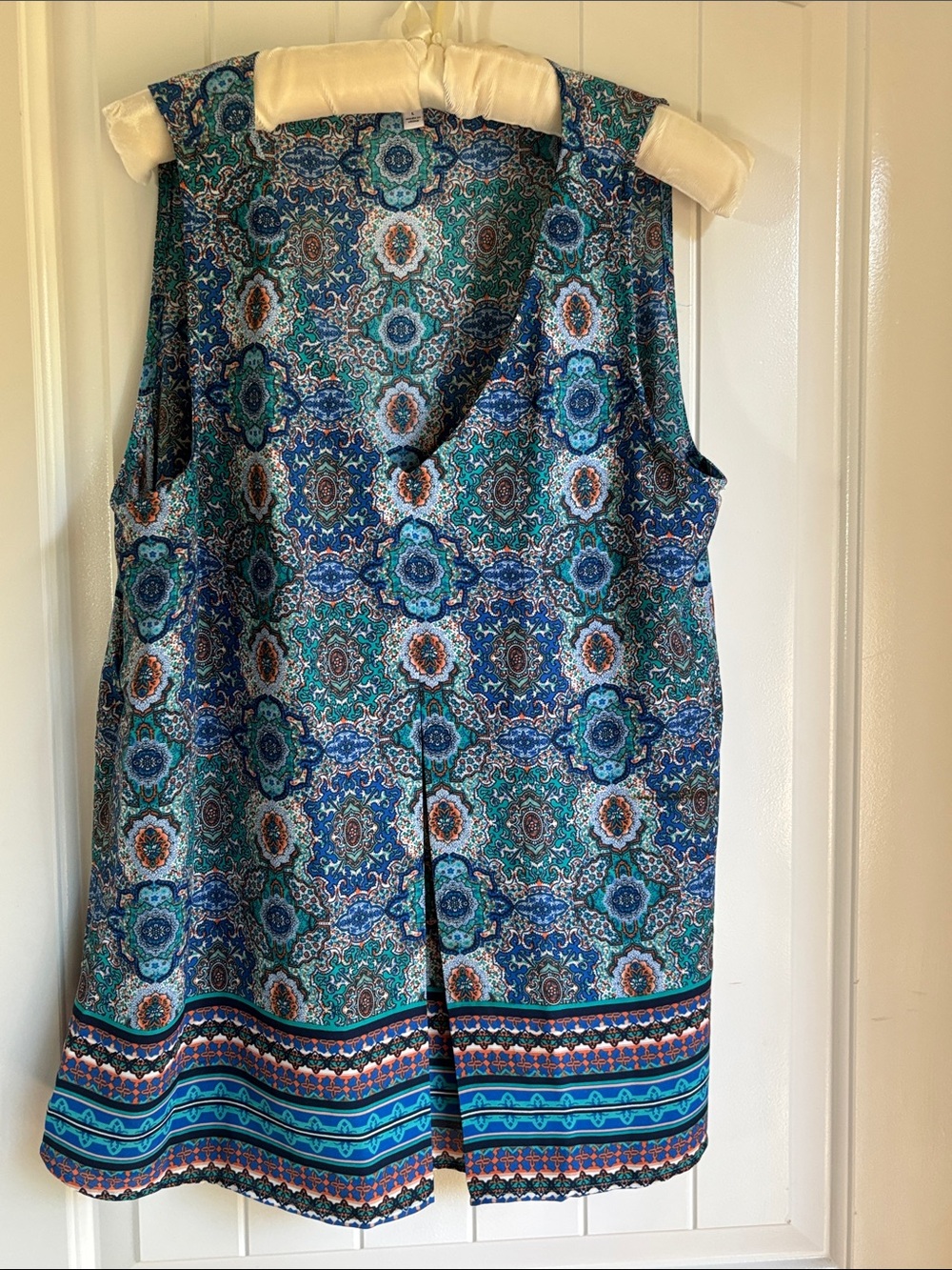 Sleeveless V-Neck Printed Women's Top in Teal Blue